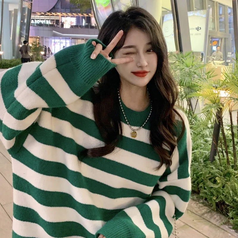 

Женский трикотажный пуловер в контрастную полоску, с круглым вырезом и длинным рукавом