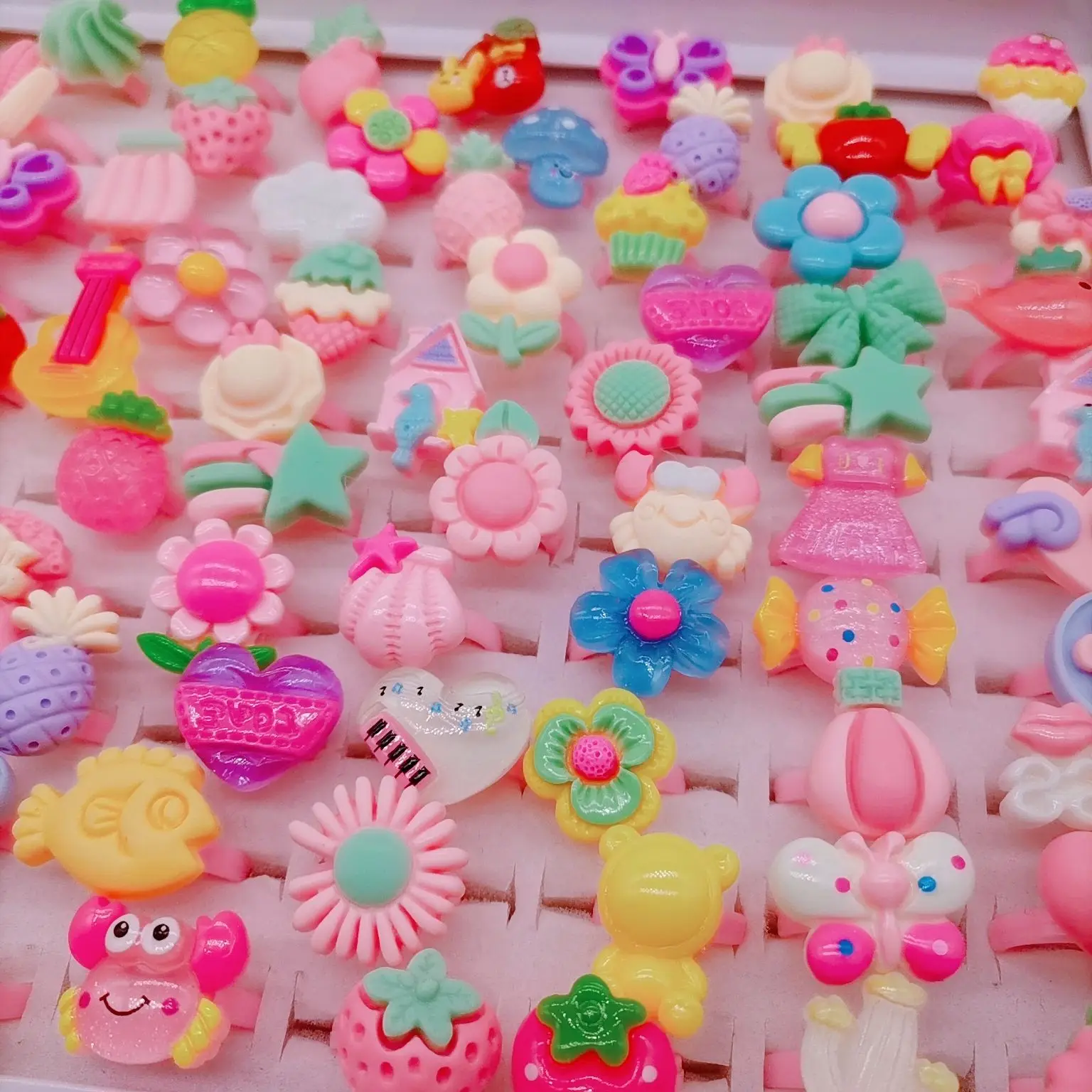 

50 шт./лот, новые высококачественные милые детские аксессуары с героями мультфильмов, открывающиеся кольца, красочные украшения из смолы для девочек, очаровательный подарок на любовь, оптовая продажа