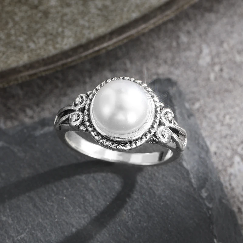 Женское кольцо с искусственным жемчугом серебристое