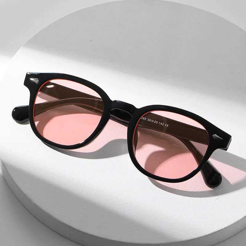 Очки солнцезащитные женские в круглой оправе с заклепками и защитой UV400