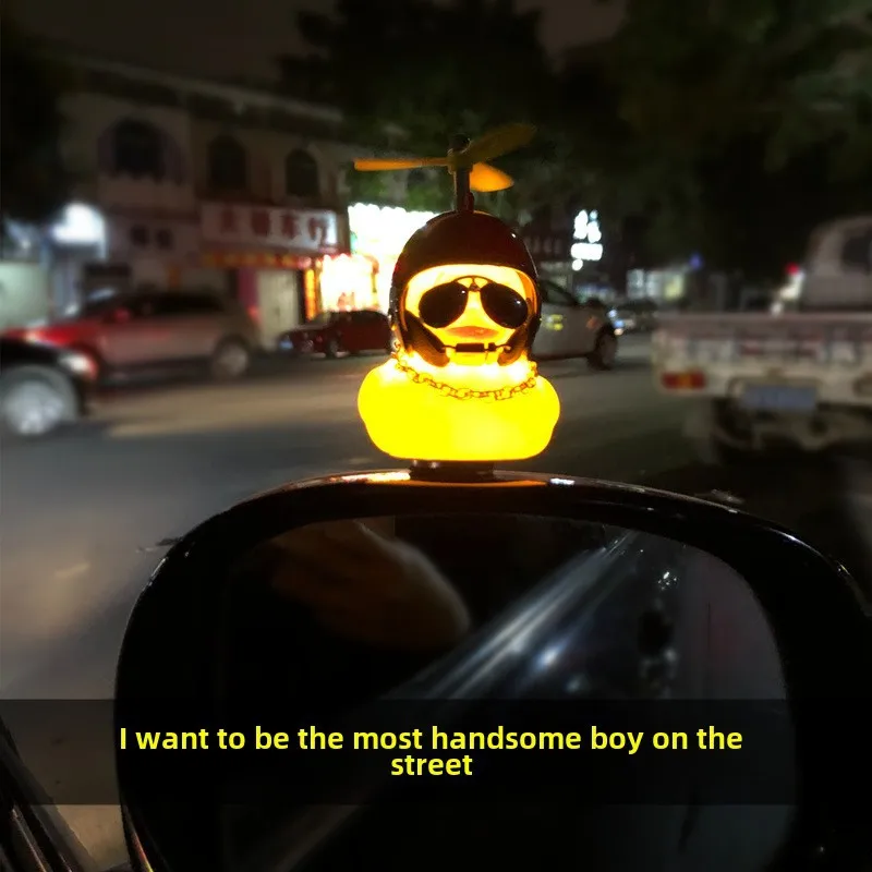 Автомобильная милая утка со шлемом сломанный ветер маленький желтый