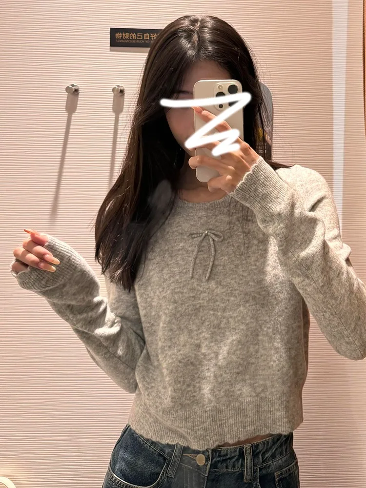 Серый простой вязаный свитер с круглым вырезом и бантом женский осенне-зимний