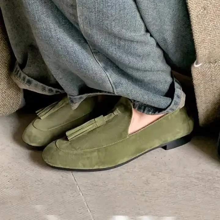 Замшевые лоферы на низком каблуке с круглым носком и кисточками туфли-лодочки