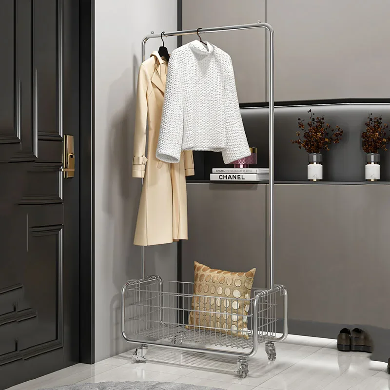 Бутик-стойка для одежды на колесах металлическая минималистичная современная