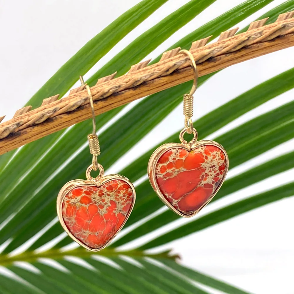 Серьги-гвоздики из натурального персикового камня в форме сердца 16 х16 мм |