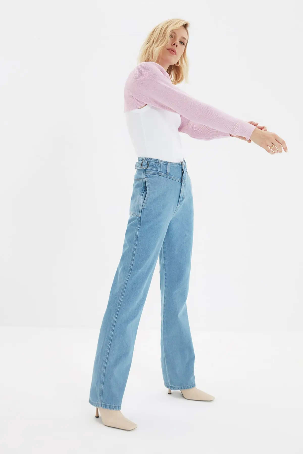 

Trendyol Belt Detail High Bel Mom Jeans TWOAW22JE0172