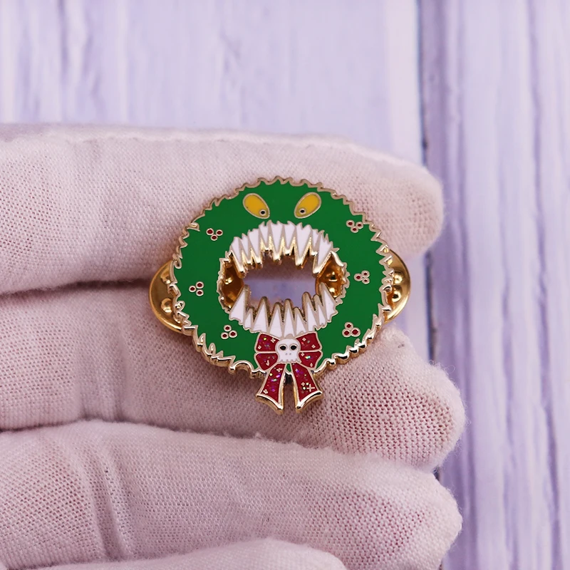 

Christmas Punk Green Monster Mouth Hard Enamel Pin Cute Glitter wreath Skull Brooch Funny Creepy Badge Halloween Jewelry Decor