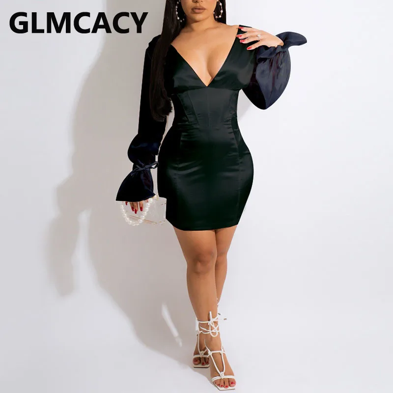 

Женское облегающее платье-туника с расклешенным рукавом и V-образным вырезом