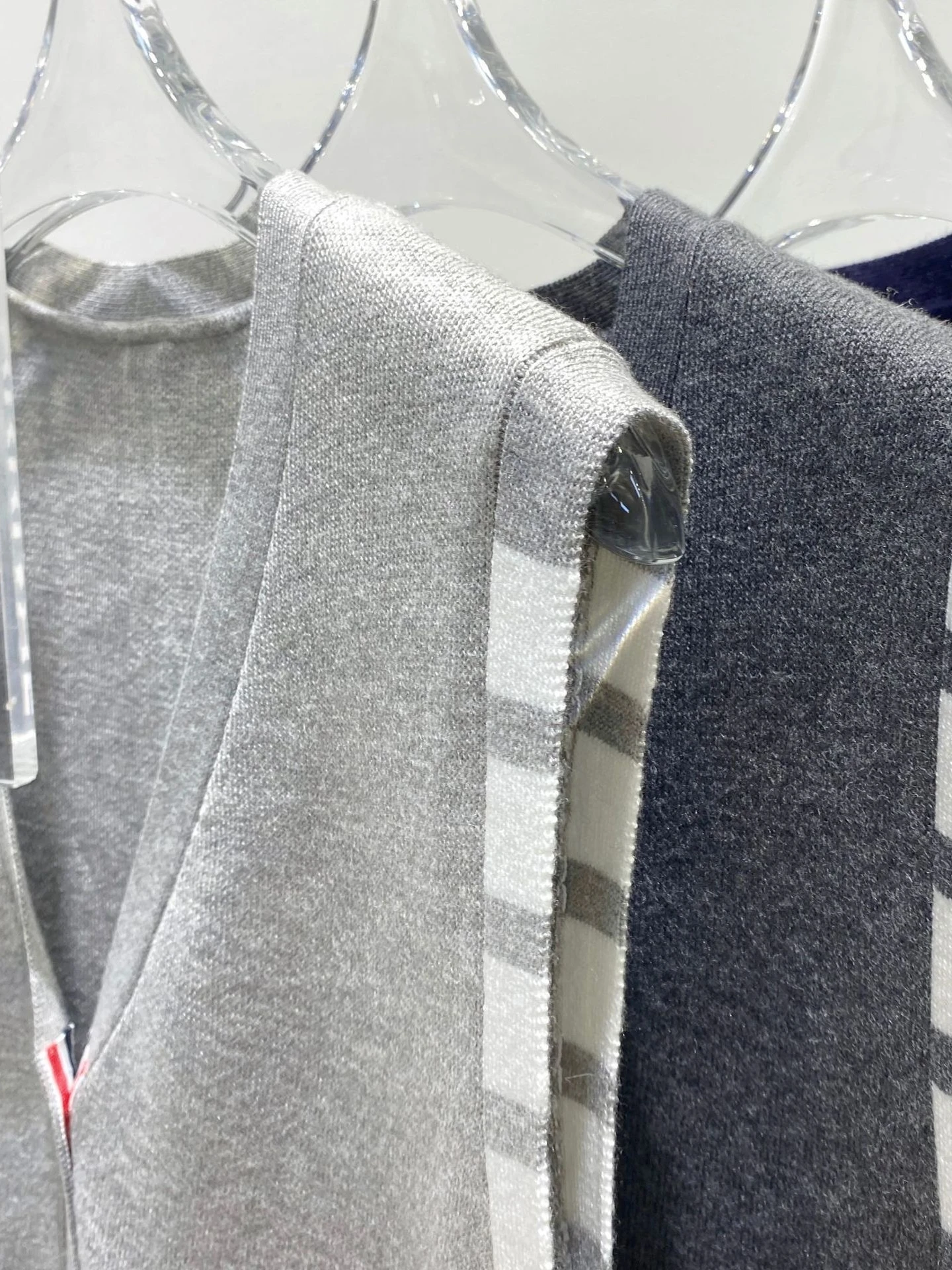 Новый жилет с вышивкой для щенков флисовый вязаный четырьмя полосками кардиган