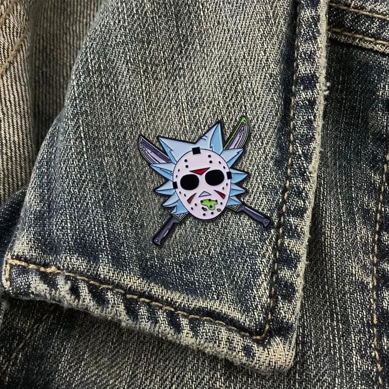 Жесткая эмалированная брошь в виде пятничной 13-го Джейсона с изображением маски