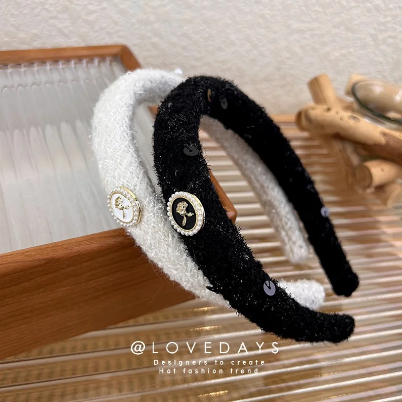 

Minar Vintage Black White Color Velvet Shiny Sequins Headbands for Women Enamel Camellia Flower Coin Hair Band Hair Accessories