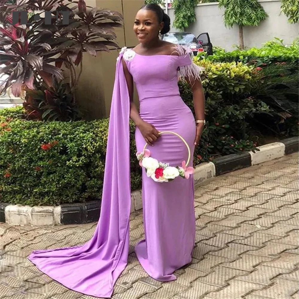 Женское платье подружки невесты длинное лавандового цвета с открытыми плечами и