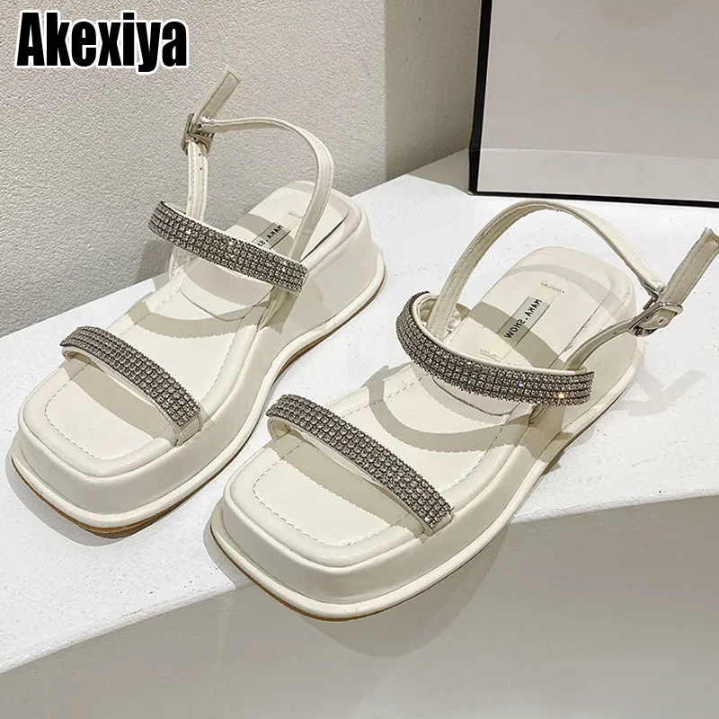 

Женские босоножки на платформе, новинка 2022, женская кожаная модная обувь на платформе, женская обувь на толстой подошве со стразами и ремешк...