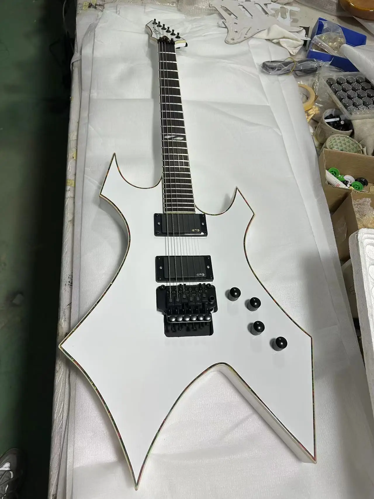 

Электрическая гитара «Warlock», тяжелый металл, скала, инопланетянин