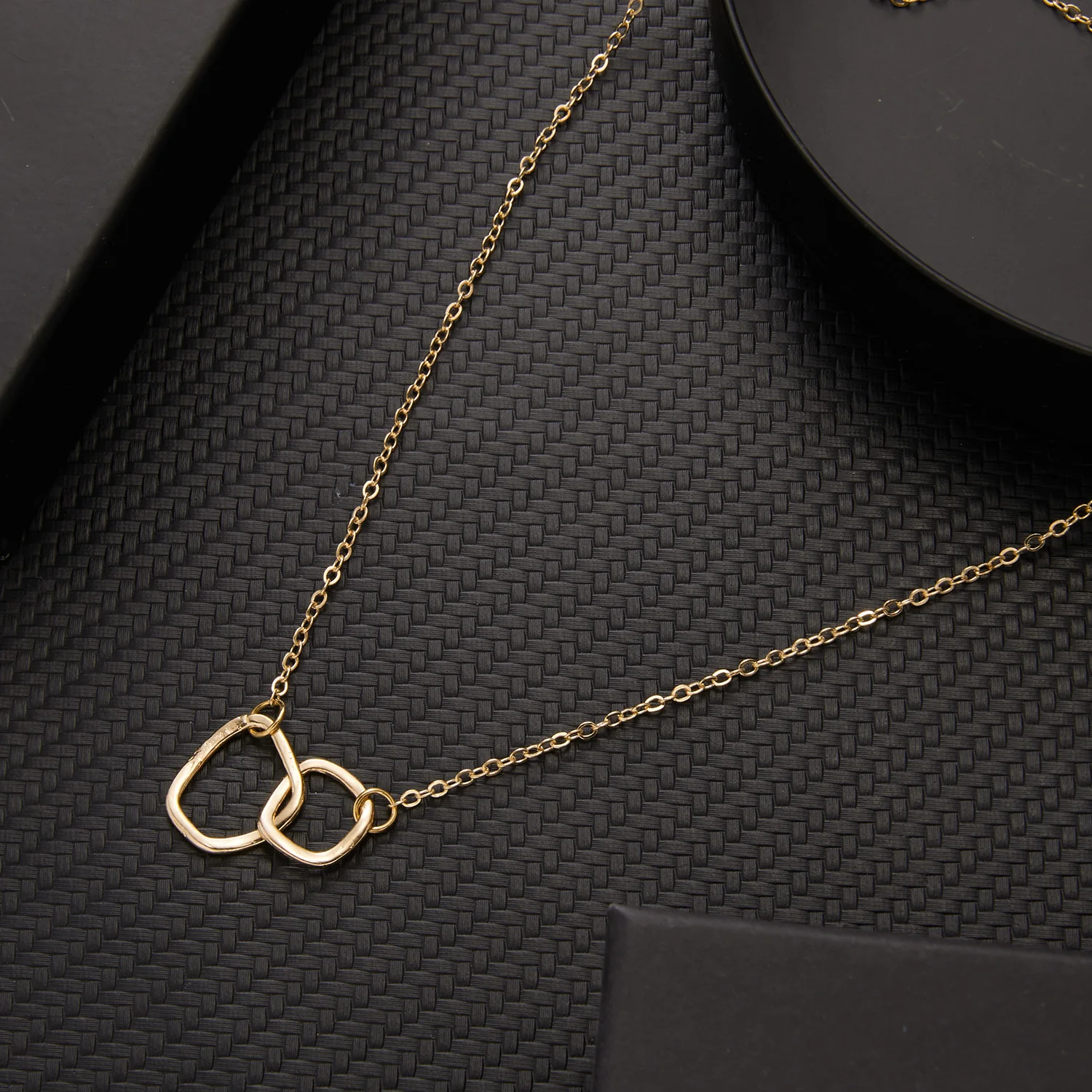 

2022 New Simple Clavicle Chain Casual Choker Necklace Irregular Square Heart Pendant Gold Fashion Necklaces For Women Jewelry