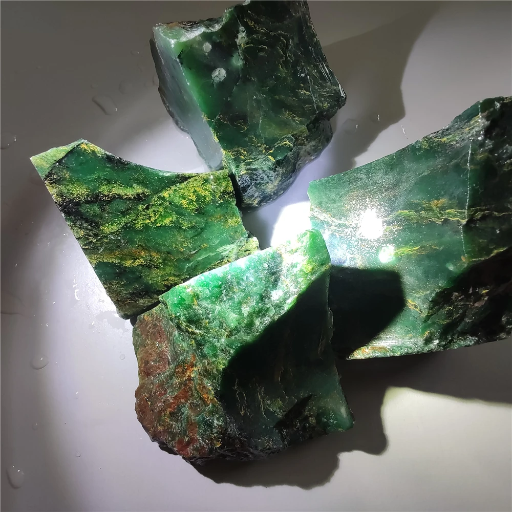 

Натуральный зеленый драгоценный камень изумрудного цвета диффузор масла камень необработанные кристаллы Камни лечебные минеральные обра...