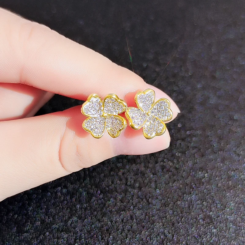 Маленькие серьги в виде четырехлистного клевера для женщин модные