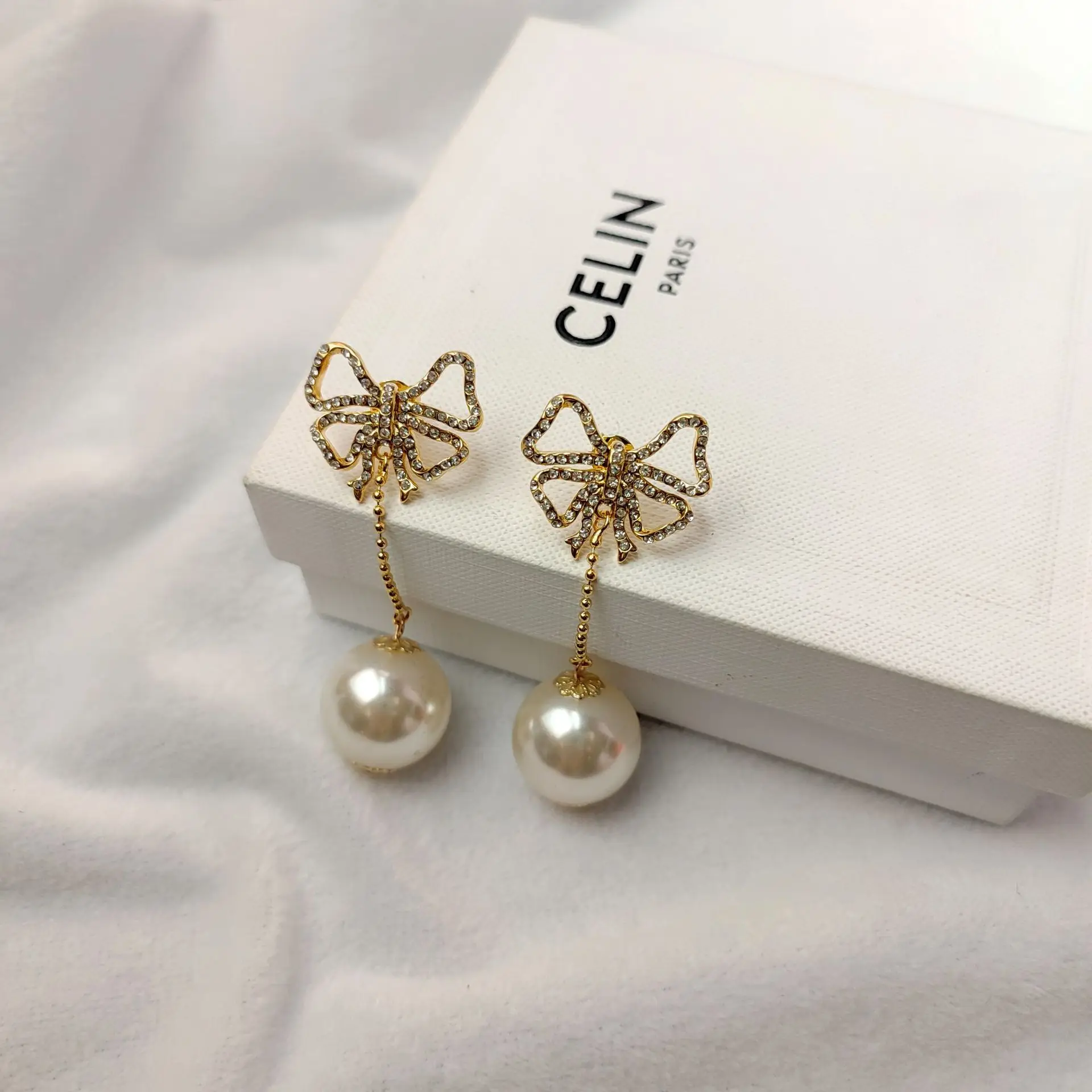 

Luxury Vintage CE Bow Tie Pearl Earrings Stud For Women French Simple Arc de Triomphe Jewelry For Gift Birthday Christmas