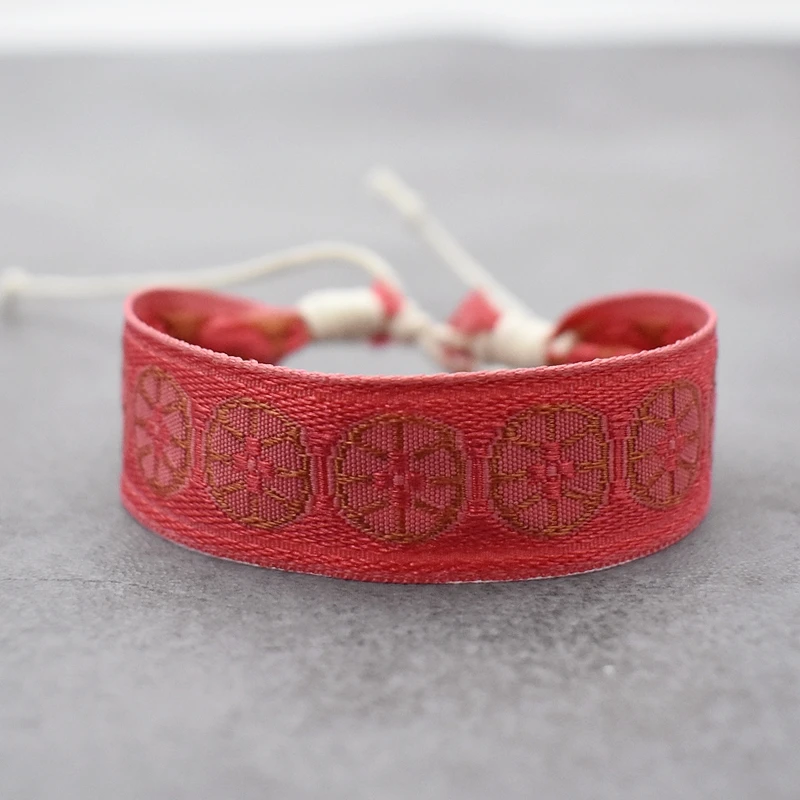 тканевый браслет. спортивные браслеты тканевые. тканевый браслет. широкие тканевые браслеты на руку. тканевый дизайнерский браслет.