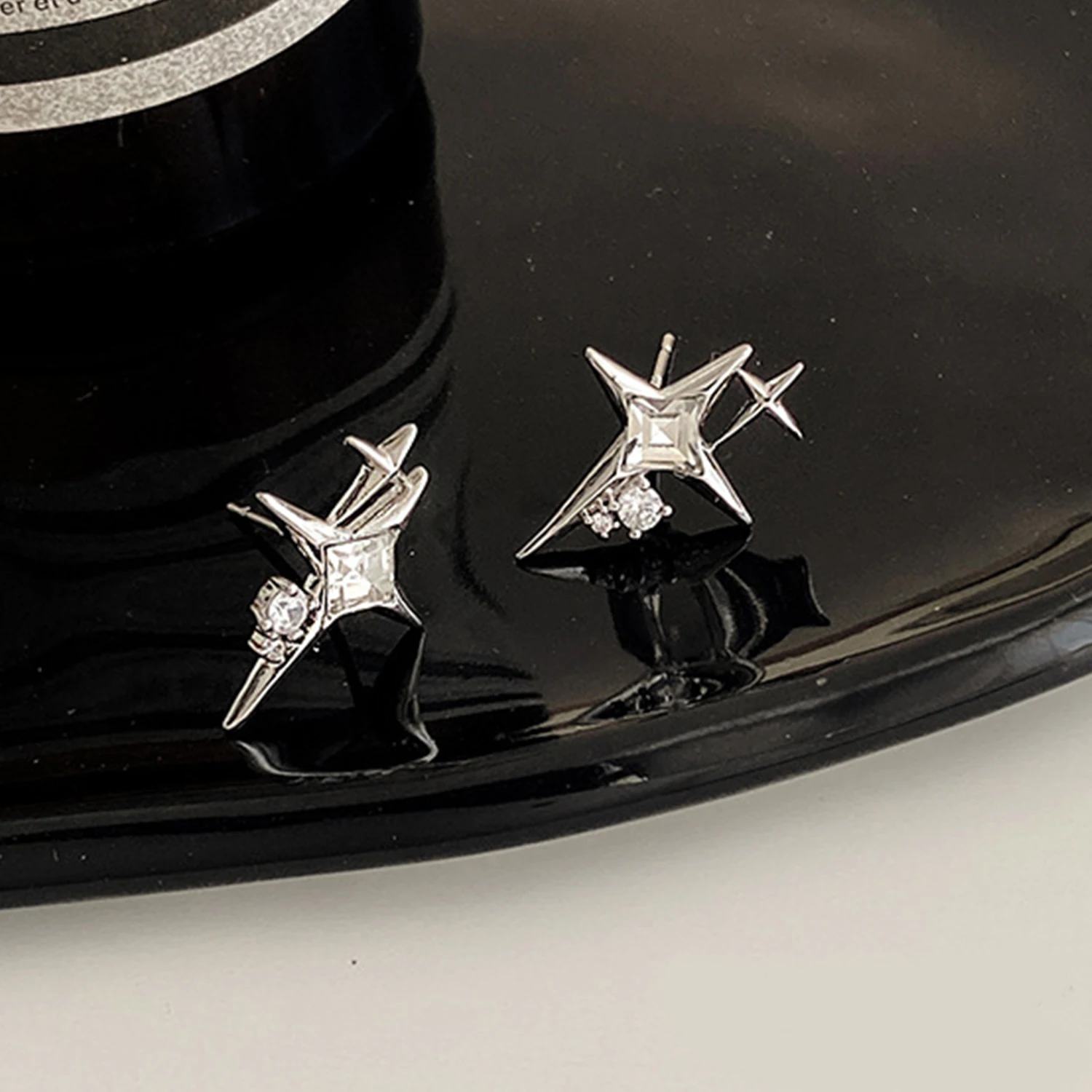 Серьги-гвоздики KAIGOTOQIGO циркониевые серебряного цвета