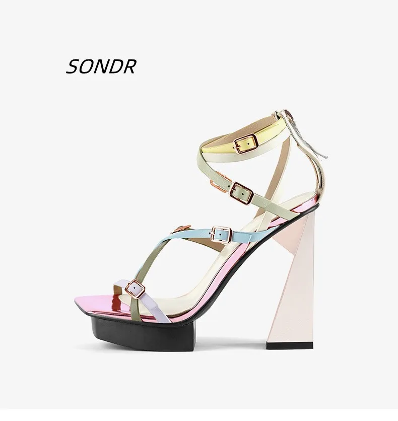 

Женские босоножки на необычном каблуке, Новинка лета 2023, кожаные туфли на платформе 11,5 см с квадратным носком, привлекательные модные сваде...