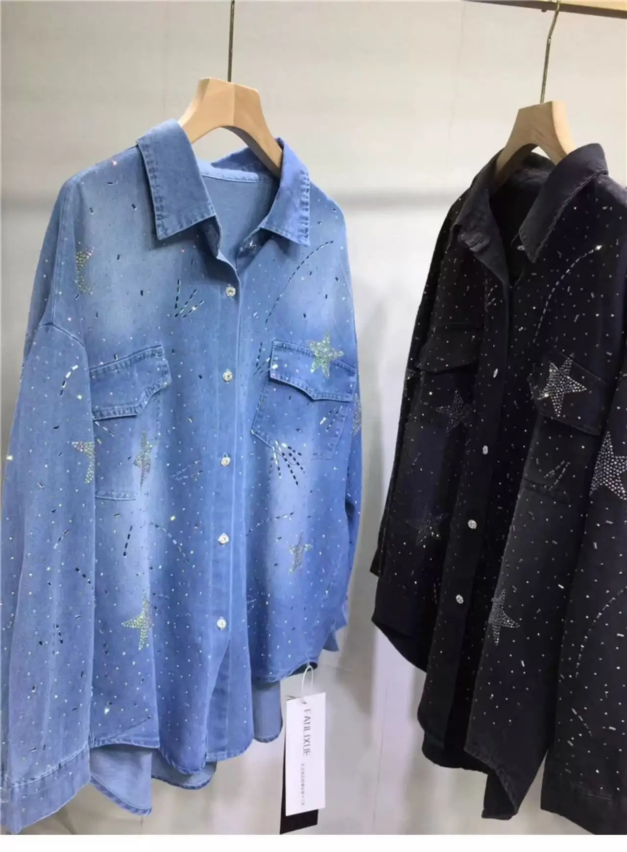 Роскошный стиль джинсовая куртка с карманами и блестящими камнями для женщин