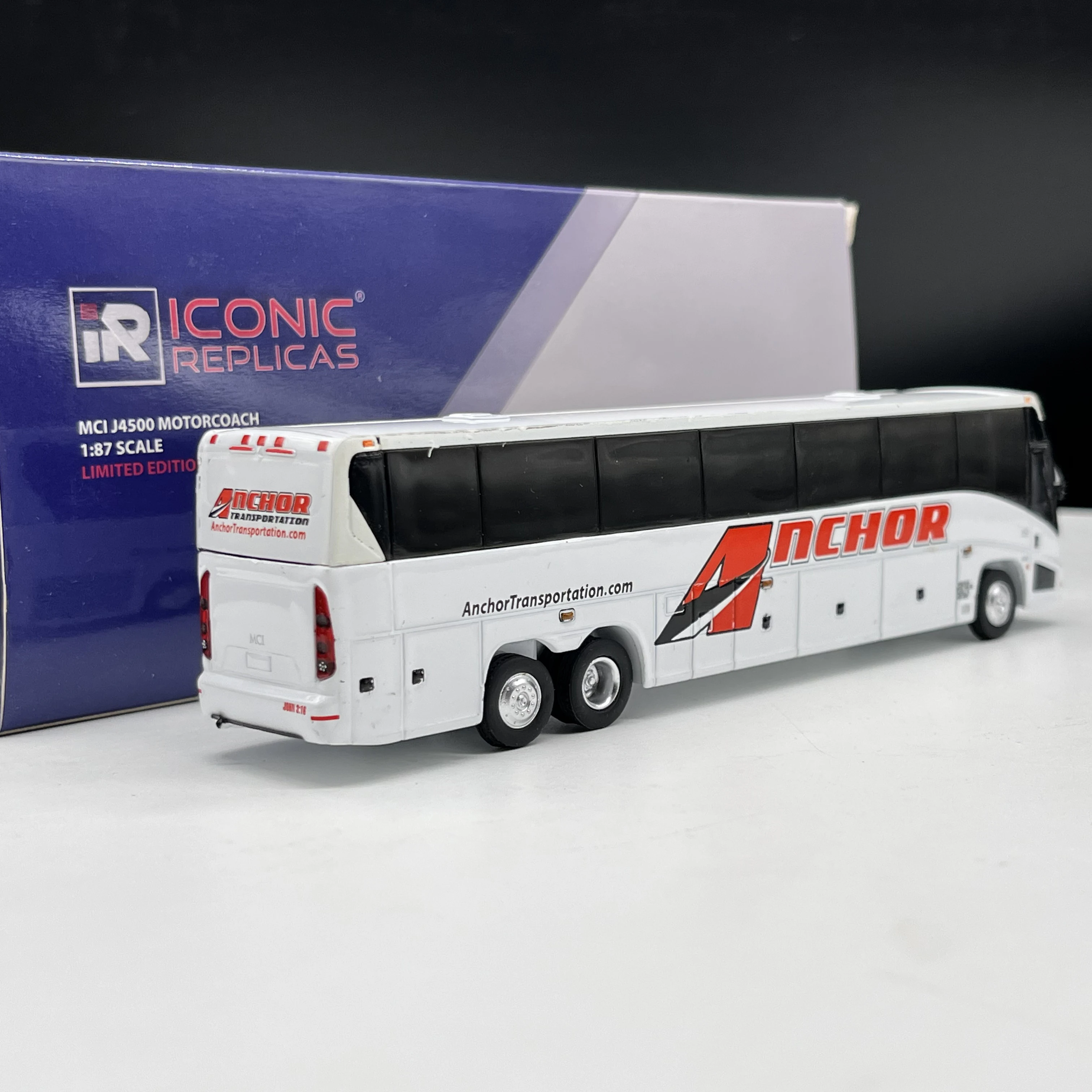 Фото Литые под давлением модели пассажирского автобуса MCI J4500 в масштабе 1/87, литой под давлением, коллекционная игрушка в подарок №4