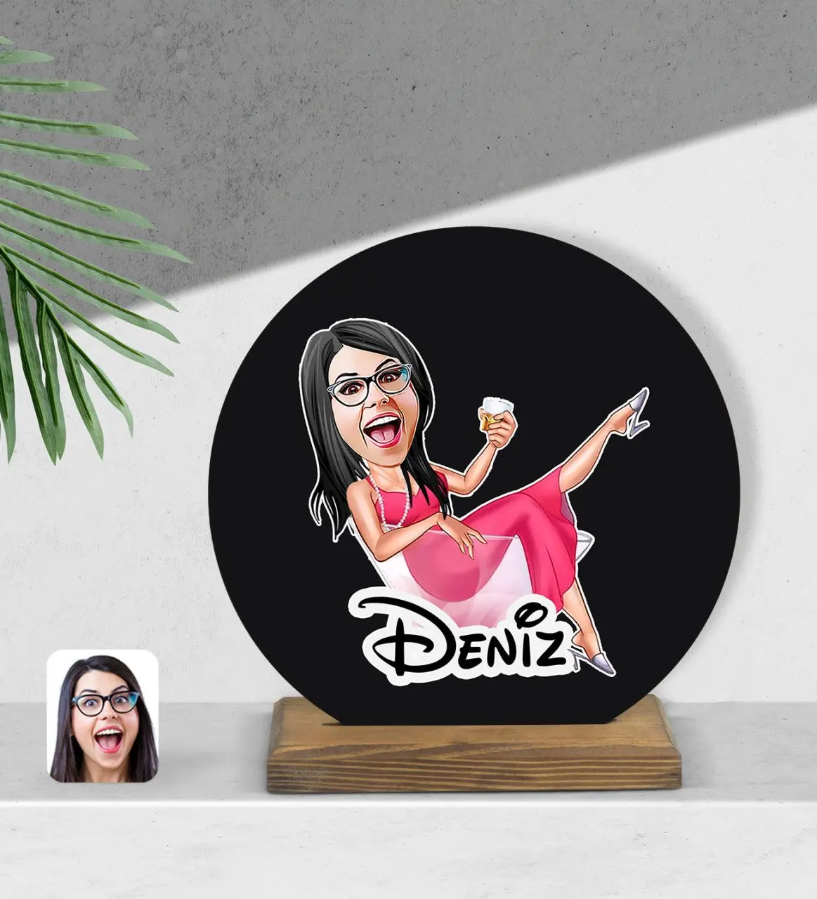 

Personalized women's boss cartoon round wooden Biblo-1