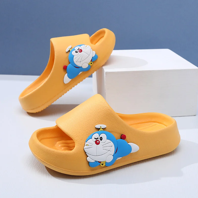 Фото Милые детские тапочки Doraemon с аниме-периферой, удобные летом сандалии с защитой от запаха, нескользящие шлепанцы для ванной комнаты и ванны №5
