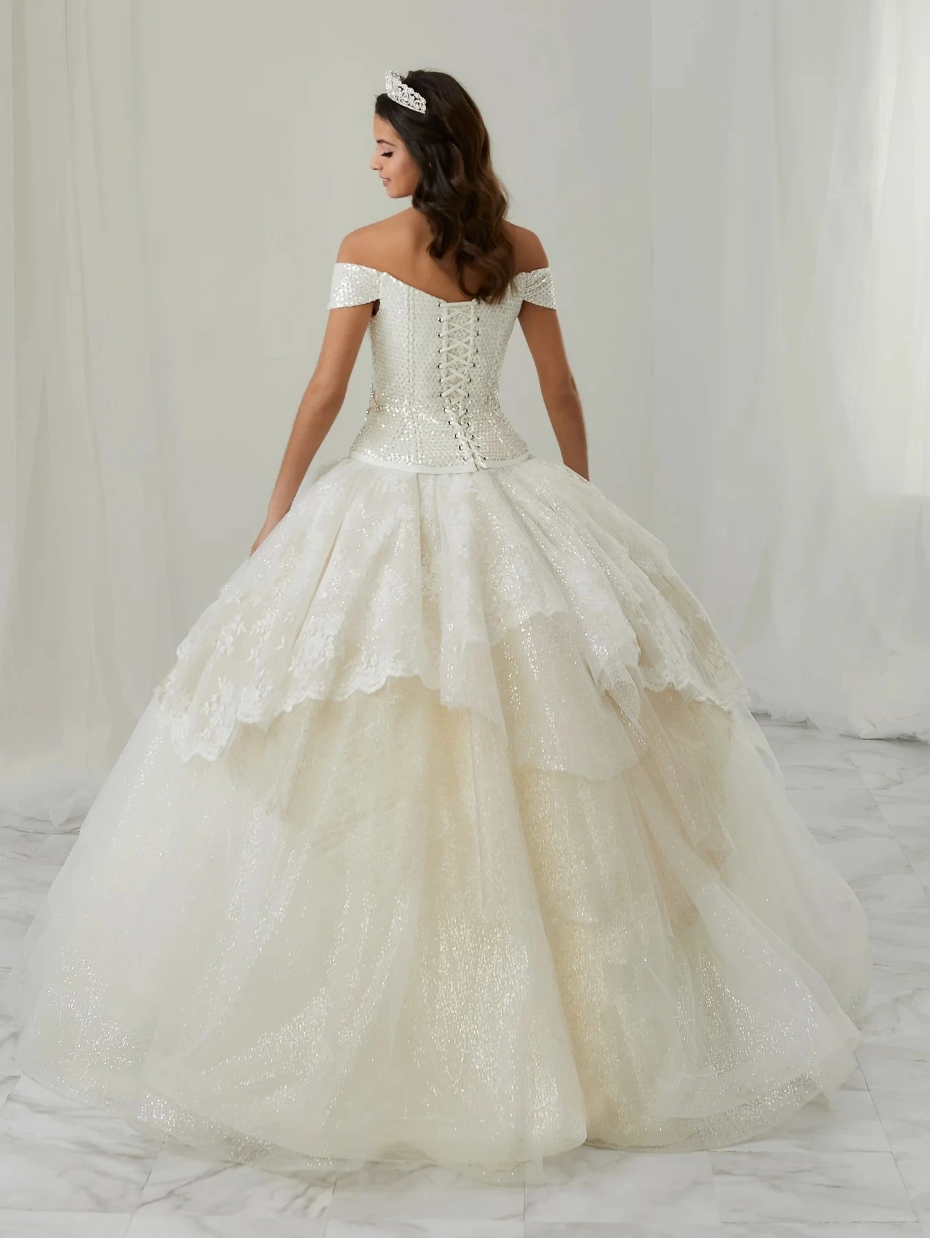 Розовые платья Charro Quinceanera бальное платье с открытыми плечами тюль расшитый