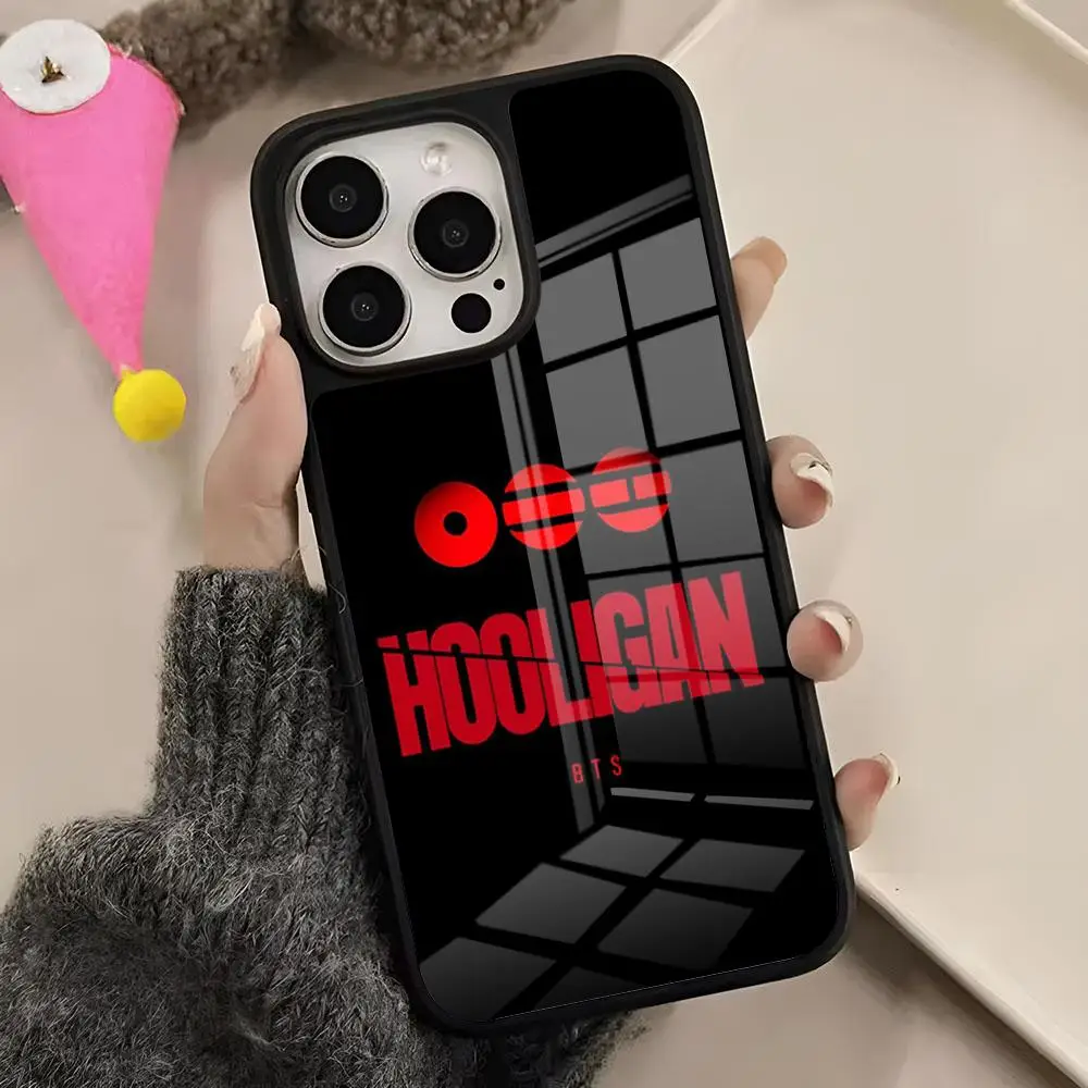 Фото Милый чехол для телефона с граффити и мультяшным изображением BTS для iPhone 17 Air 16 E 15 14 Plus 13 12 11 Pro Max, двухцветный, из прочного поликарбоната, модный защитный. №5