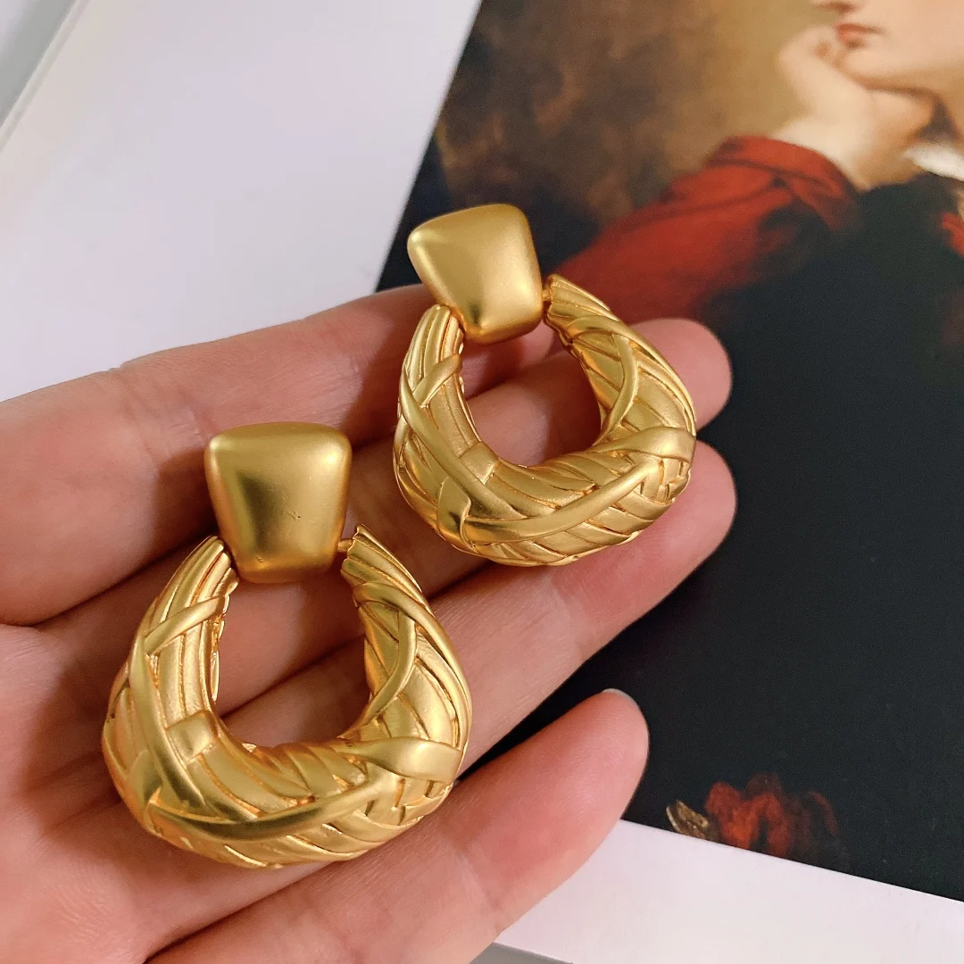 

Индивидуальные новые серьги-гвоздики из натурального шелка с латунным покрытием