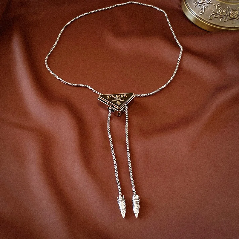 

Металлическое титановое стальное треугольное геометрическое ожерелье с буквами Европейское и американское ожерелье с цепочкой до ключиц на свитер для женщин