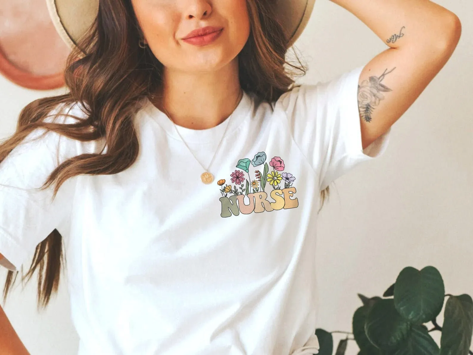 Футболка медсестры с полевыми цветами милый левый нагрудный карман весенний