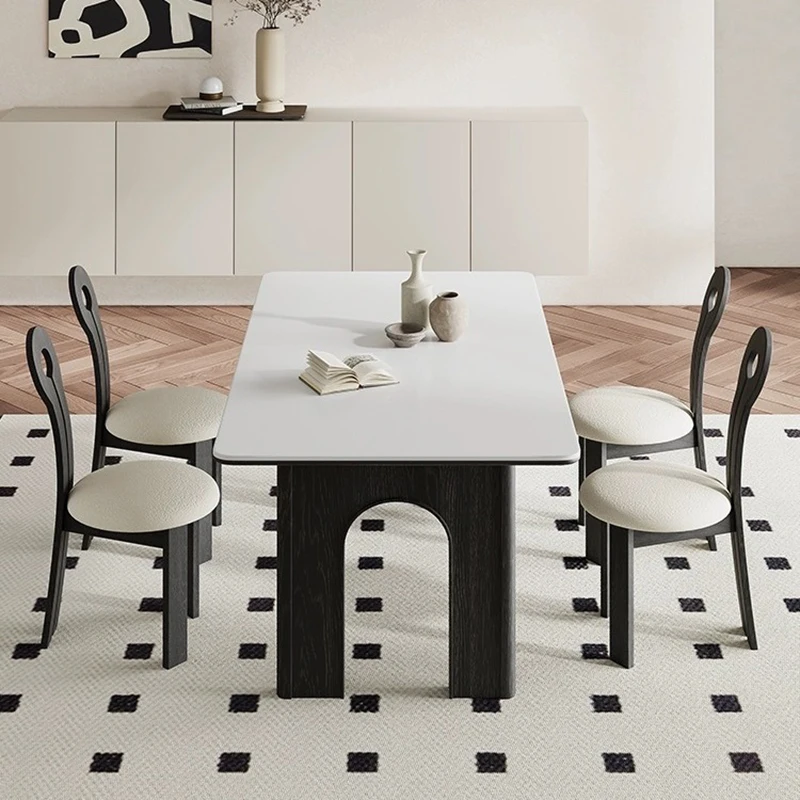 Деревянный обеденный стол