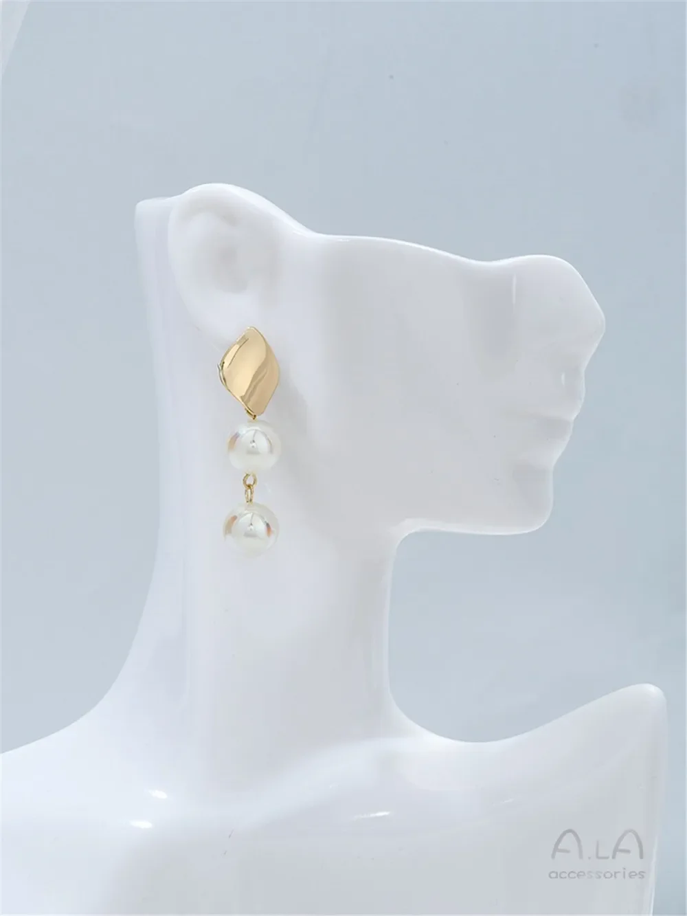 Глянцевая изогнутая поверхность в форме листа с позолотой 14 карат и подвесными