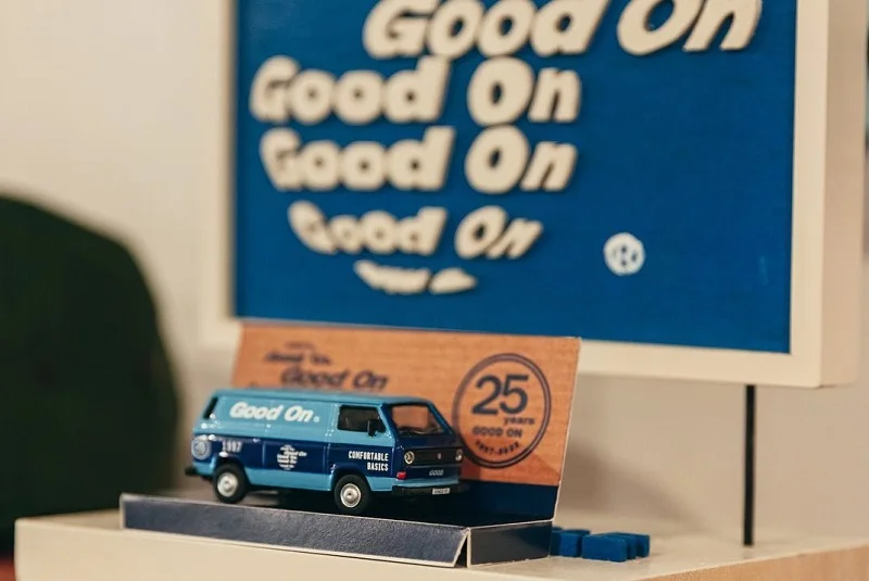 

Tarmac Works 1:64 T3 Panel Van GOOD ON Die-Cast Car Model Collection Miniature