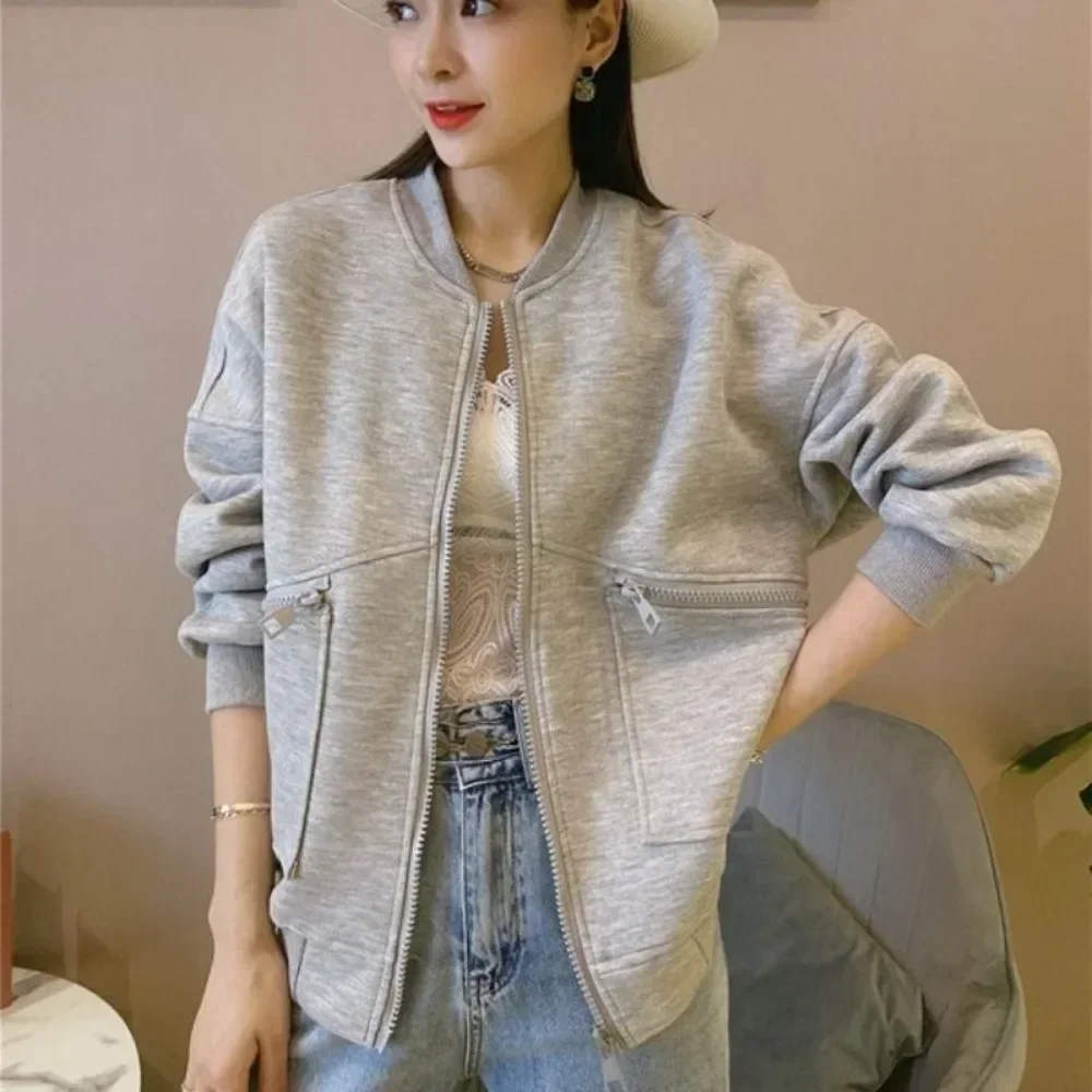 Простая свободная куртка-бомбер на молнии для женщин. Предложение роскоши.