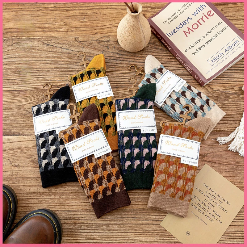 

New Cartoon Rabbit Vintage Modern Wave WOND Raindrop Pattern Color Thickened Combed Cotton Women's Fashion Socks