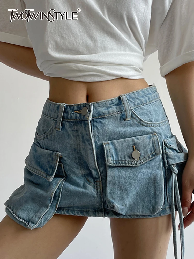

Женская джинсовая мини-юбка TWOTWINSTYLE, голубая Повседневная мини-юбка составного кроя с высокой талией и карманами на лето 2023