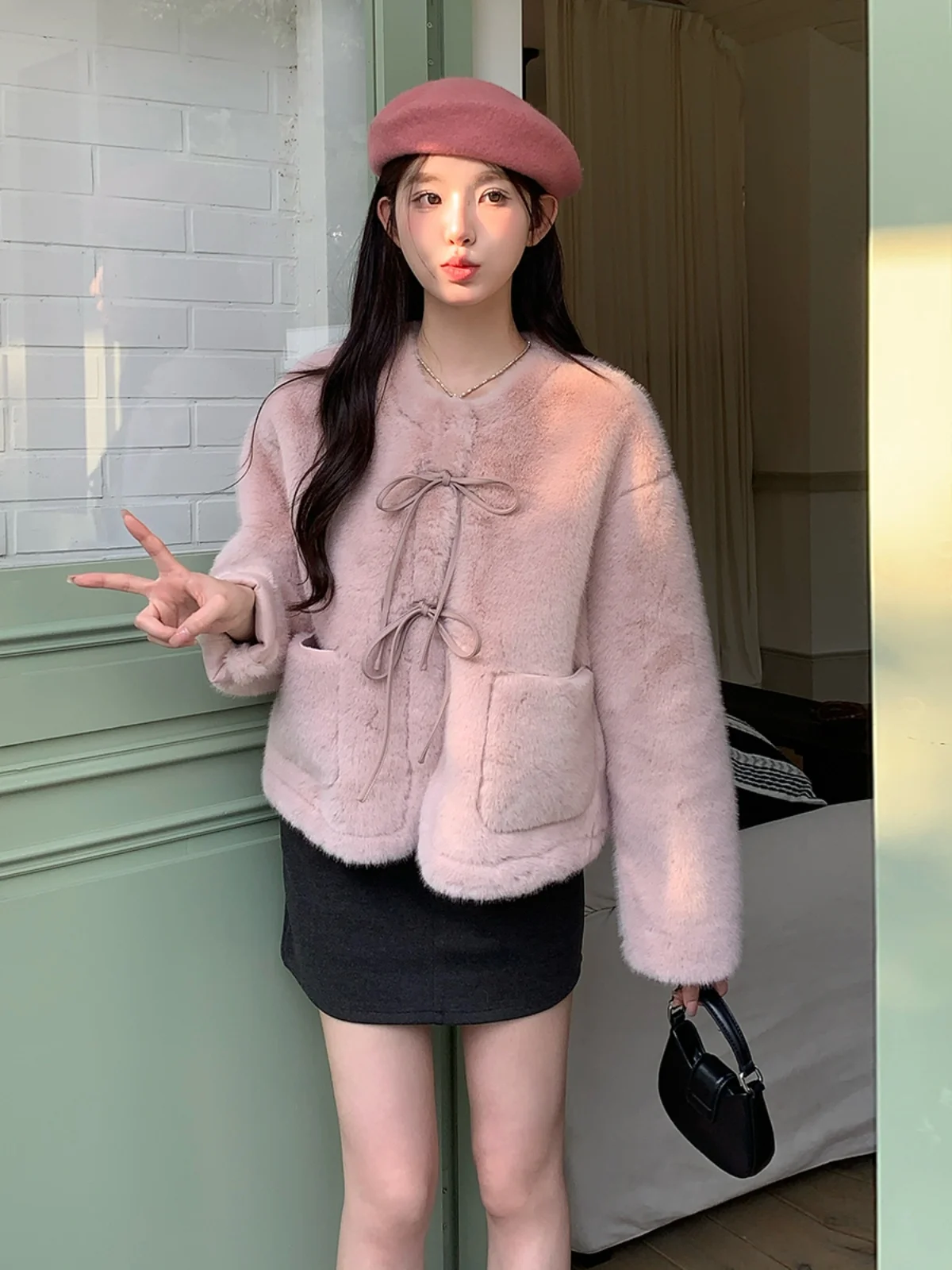 Розовая пушистая верхняя одежда женская короткая зимняя новинка 2024 маленькое