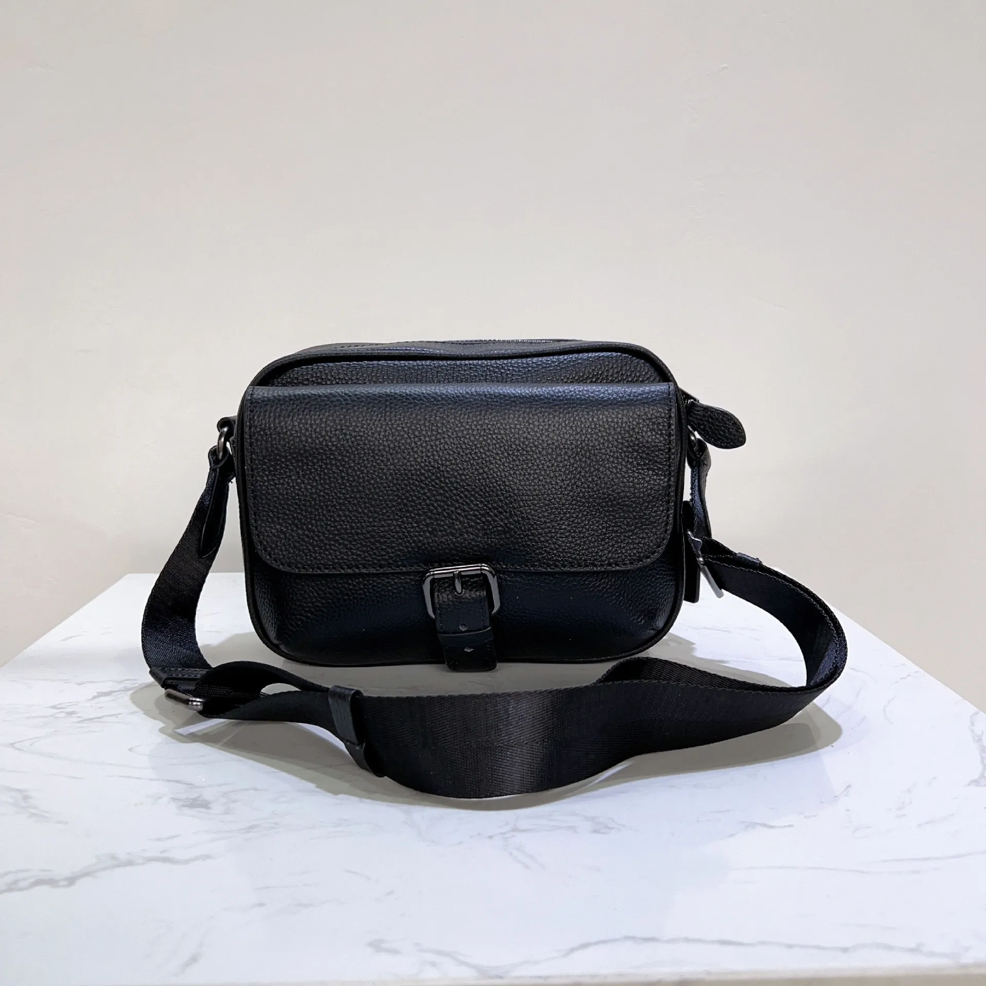 

2023 Fashion New Black Leather Men Camera Bag Women's Messenger Bag Buckle Flip Zipper Messenger bag One Shoulder Messenger Bag