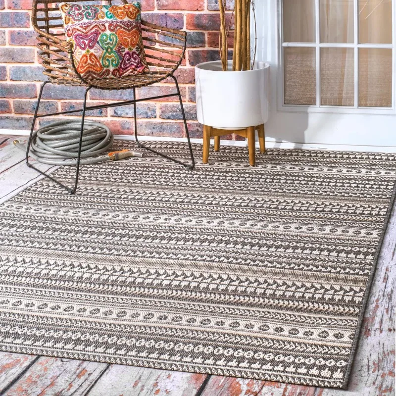 

Teofila Aztec Indoor/Outdoor Accent Rug, 2' x 3', Gray