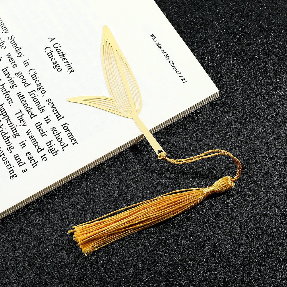 Цветочные металлические закладки с золотыми кисточками подходят для любителей