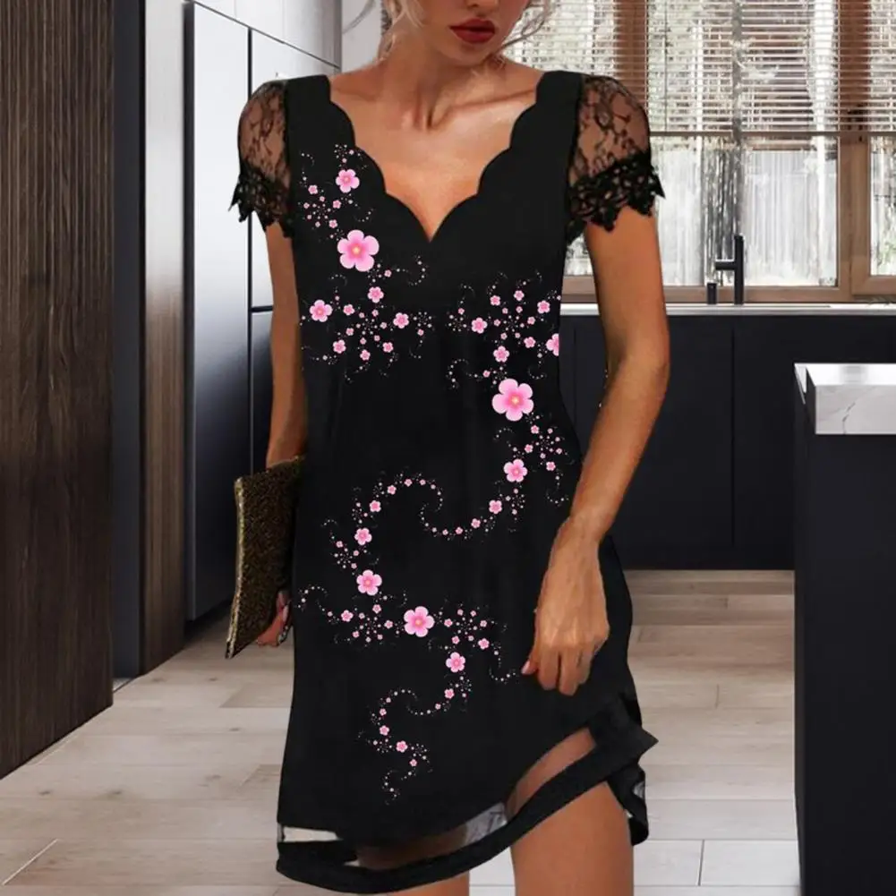 

Женское платье выше колена с цветочным принтом и геометрическим рисунком