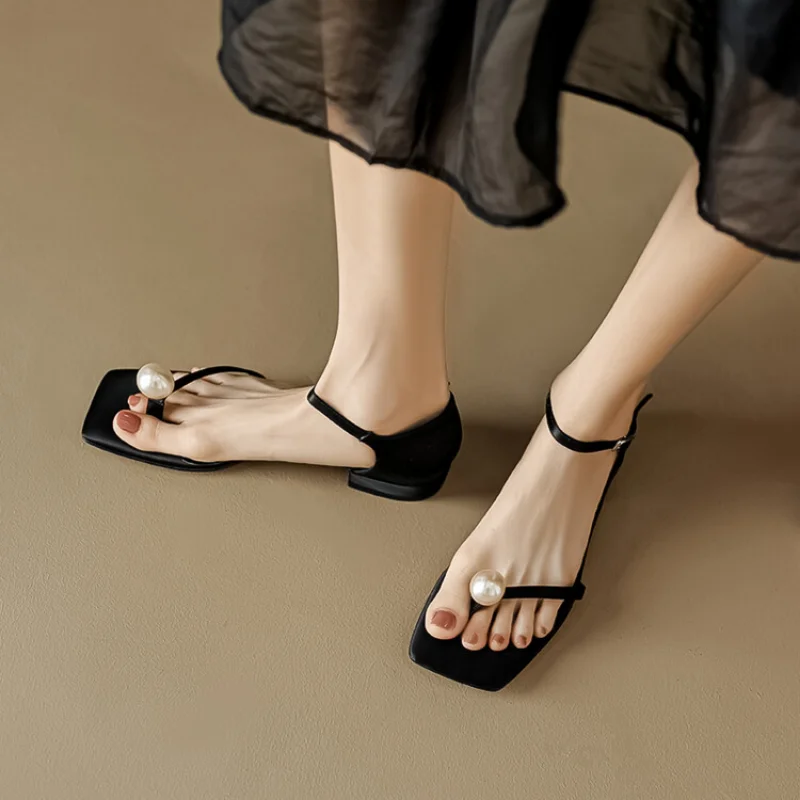 2023 Summer New French Leather Pearl One-line Buckle with Thick Black Square Head Clip Toe Simple Flat Sandals Women 582