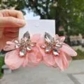 Фото Супермодные серьги-клипсы в стиле интернет-знаменитостей: сказочные, из шифона и сетки, с цветами, в форме сердца, с бриллиантами и цветными стразами, универсальные. №4