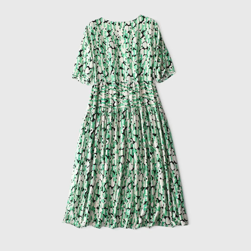 Женское свободное платье до колен зеленое из натурального шелка с принтом