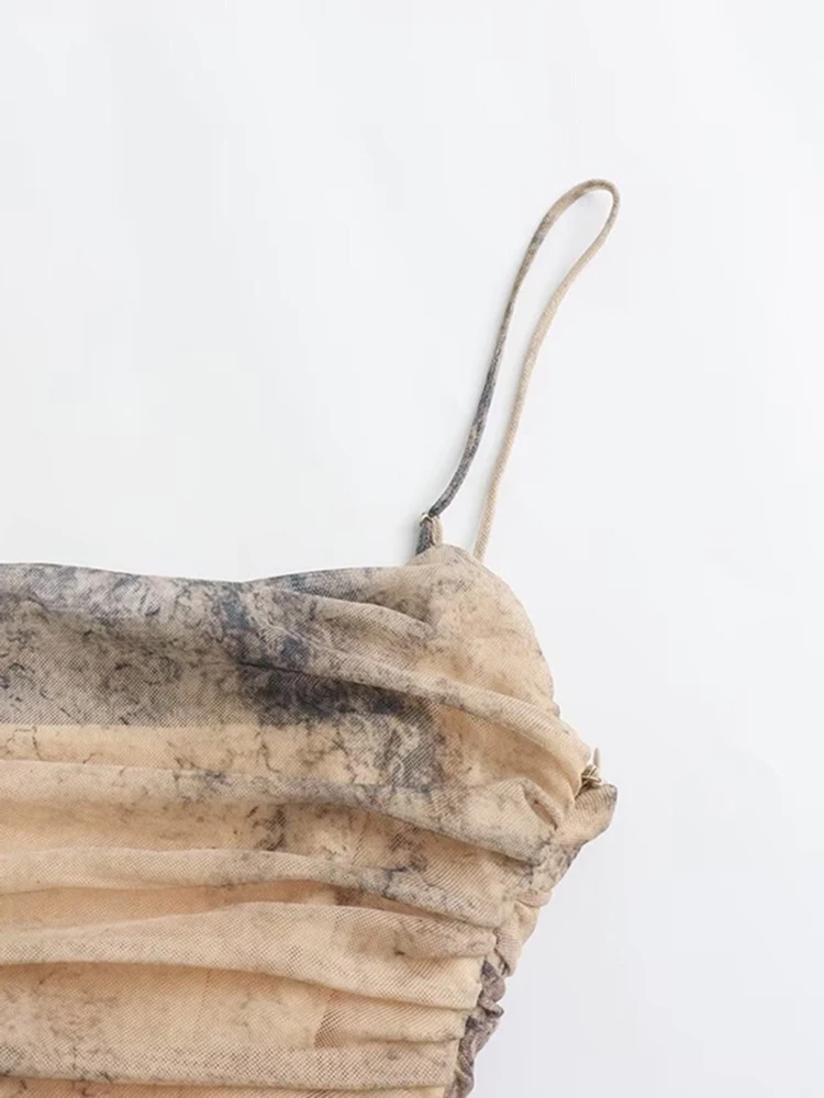 Женское облегающее платье с градиентным принтом на тонких бретельках