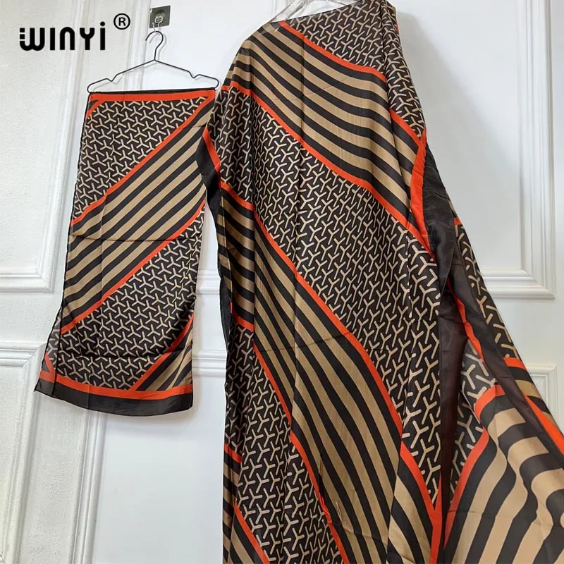 Платье-кафтан с круглым вырезом и коротким рукавом свободного покроя